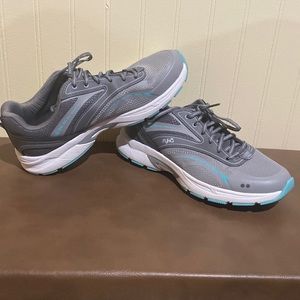 EUC ryka womens tennis shoes